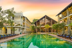 Outdoor pool, open 7:00 AM to 11:00 PM, pool loungers