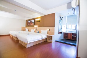 Comfort Triple Room, 3 Twin Beds, Non Smoking, City View | Desk, free WiFi