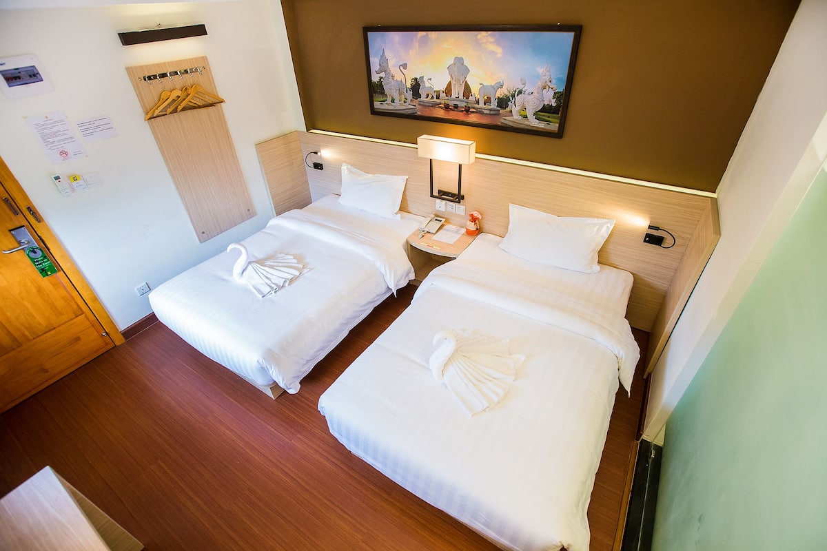 Premium Twin Room, 2 Twin Beds, Non Smoking, City View | Desk, free WiFi