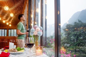 3 restaurantes; se sirven desayunos y cocina local e internacional 