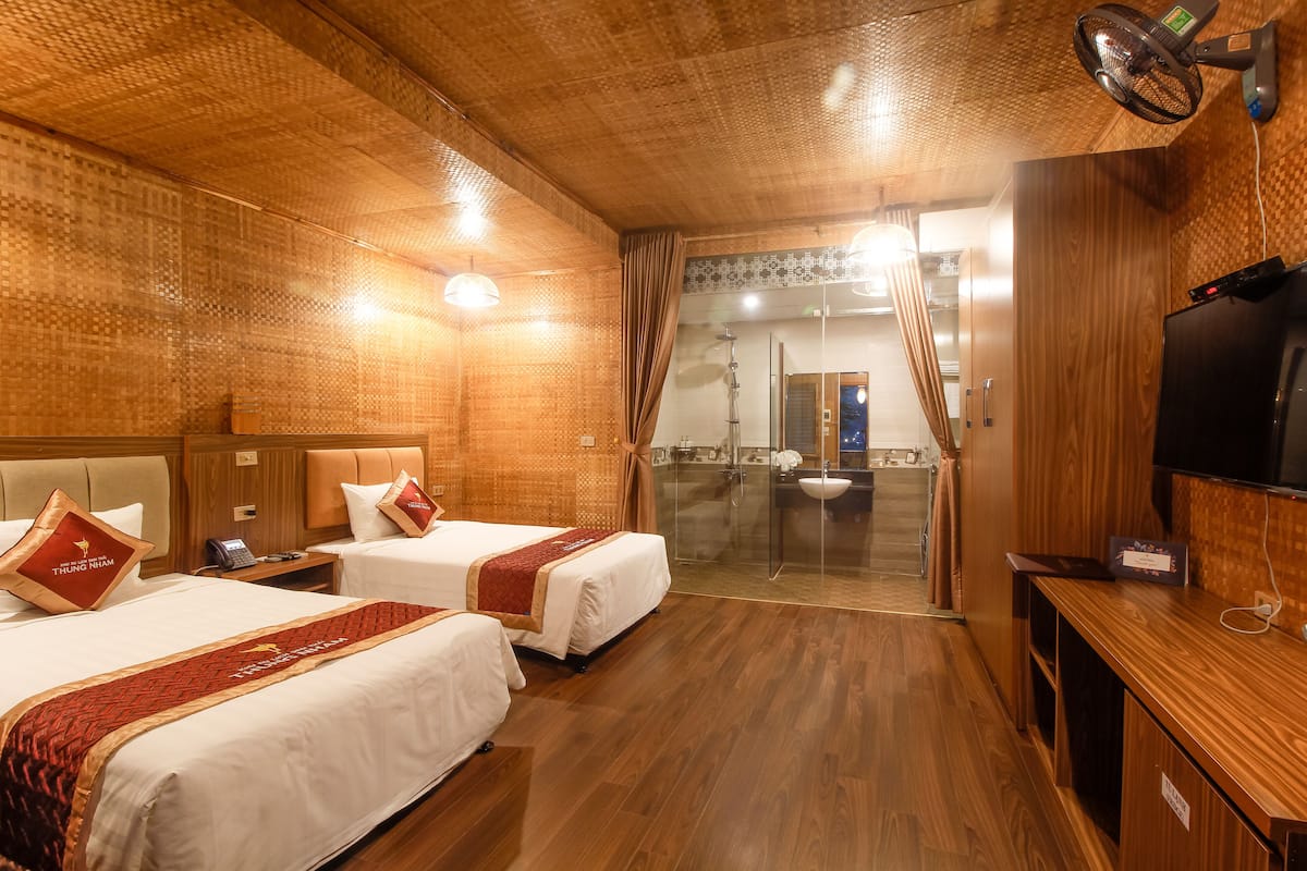 Escritorio, cortinas blackout, wifi gratis y ropa de cama