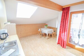 Jääkaappi, mikroaaltouuni, liesi, astianpesukone