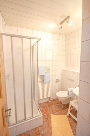 Douche, sĂšche-cheveux, serviettes fournies