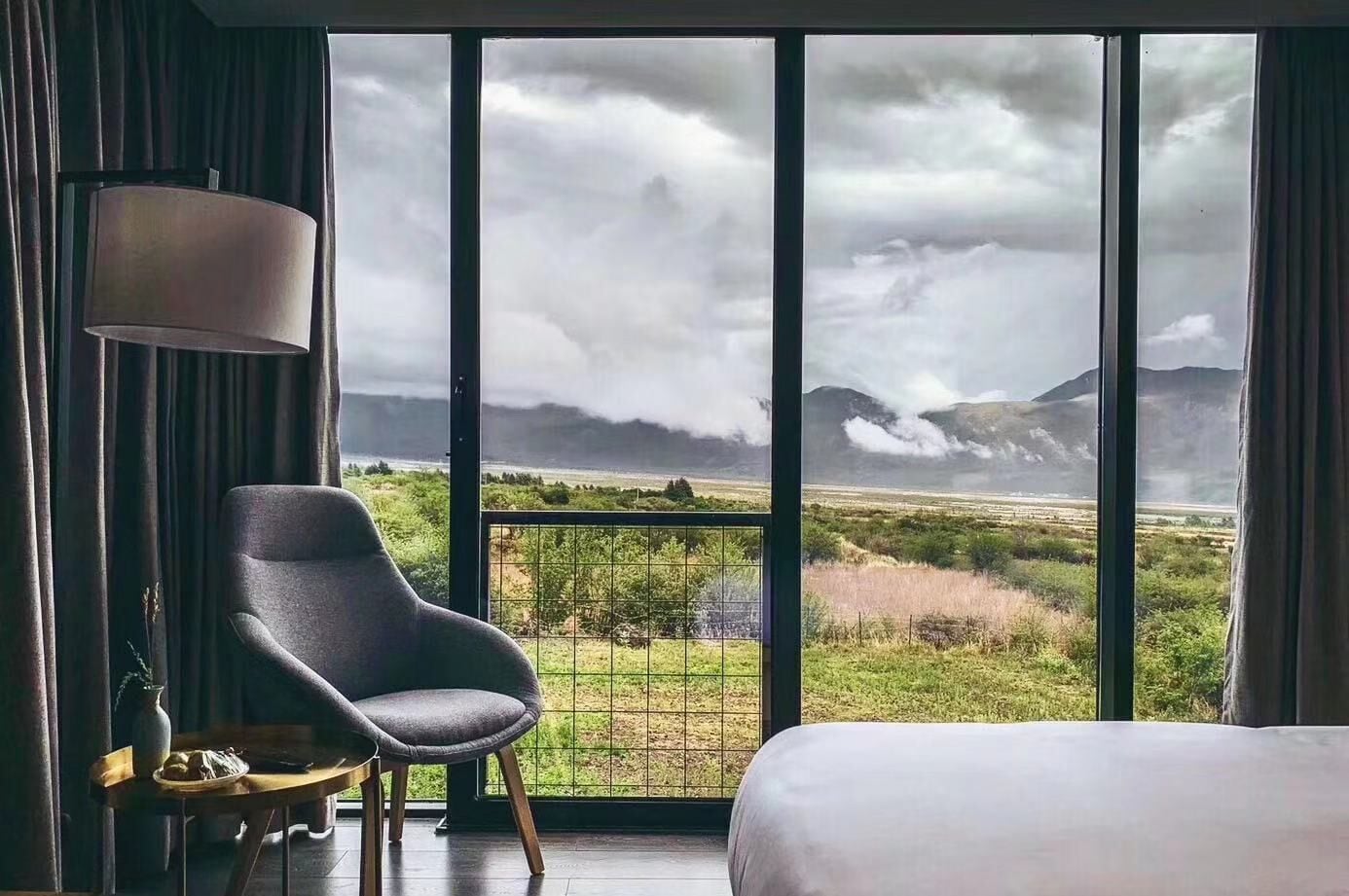 Deluxe Suite | Minibar, in-room safe, desk, blackout drapes