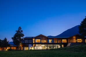 Fassade der Unterkunft – Abend/Nacht