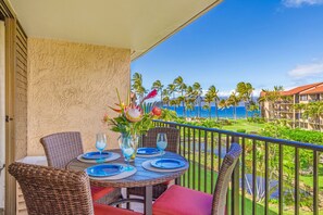 Outdoor dining - Beautiful Ocean View Condo (Lahaina)