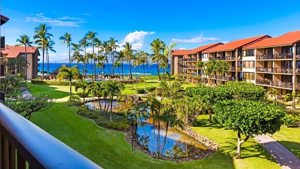 Ein Resort mit mehrstöckigen Gebäuden, einem Poolbereich und Blick auf den Ozean.