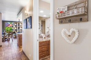 Interior - Beautiful Ocean View Condo (Lahaina)