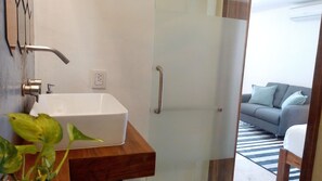 Haartrockner, Handtücher, Seife, Shampoo