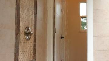 Serviettes fournies, savon, shampoing, papier toilette