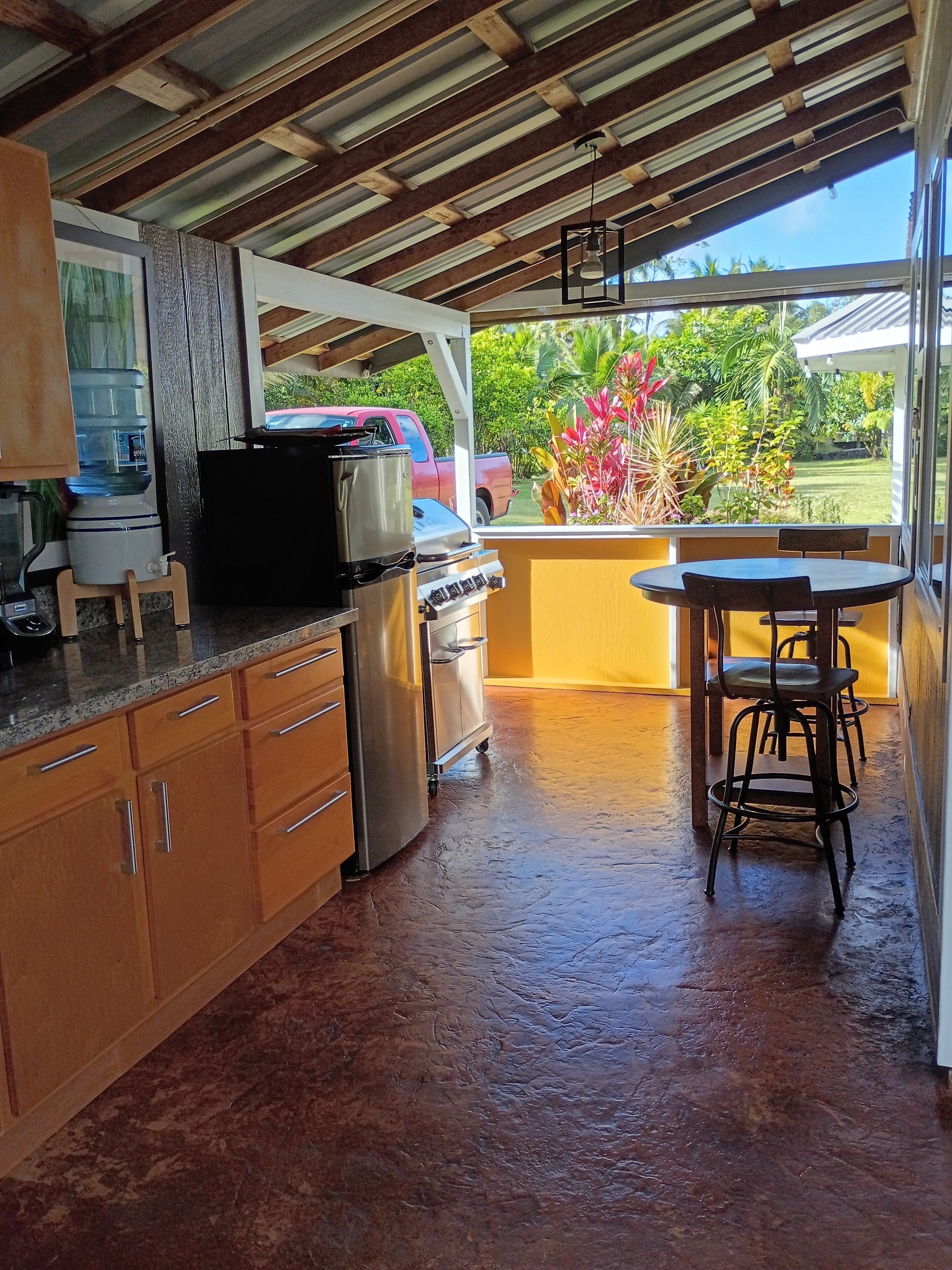 Fridge, stovetop, coffee/tea maker, blender