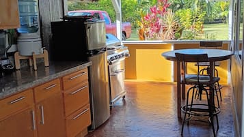 Fridge, stovetop, coffee/tea maker, blender