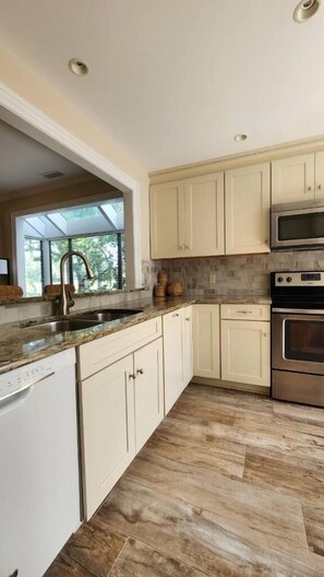 Jääkaappi, mikroaaltouuni, uuni, liesi