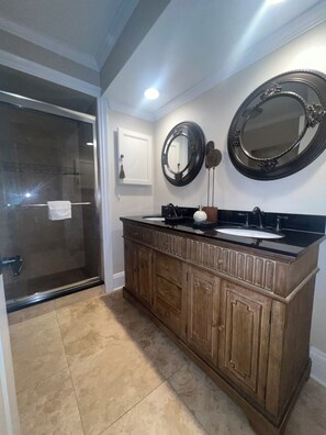 Combined shower/bathtub, towels, soap, toilet paper - Palmetto Dunes 🏝Inverness Village  (Hilton Head Island)