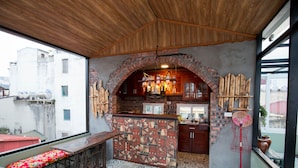Una cocina con un arco de ladrillo, techo de madera y vistas a la ciudad.