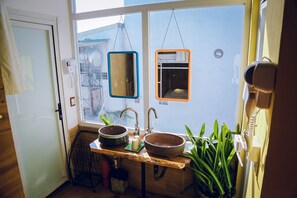 Bed in 10-bed Mixed Dormitory | Lavabo de la salle de bain