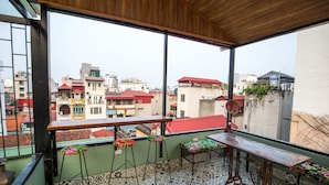 Un balcón con vistas a un paisaje urbano.