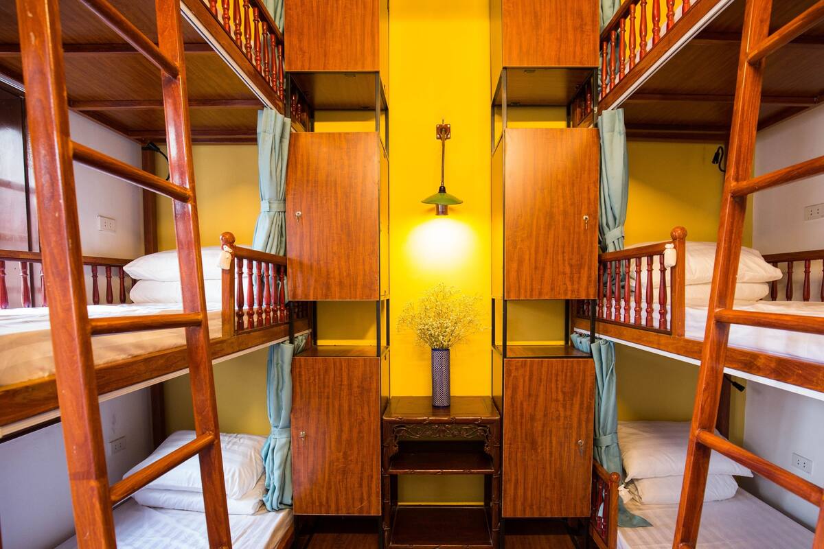 Dormitorio compartido de diseñador, solo para mujeres (Bed in 6-bed) | Tabla de planchar con plancha y wifi gratis
