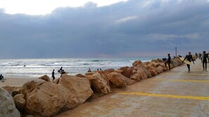 بالقرب من الشاطئ