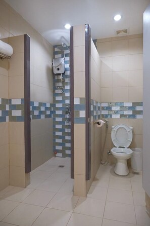 Family Room | Bathroom | Shower, free toiletries, bidet, towels - Maayo Stay Argao (Argao)