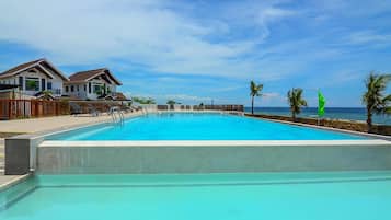 Alberca al aire libre y camastros