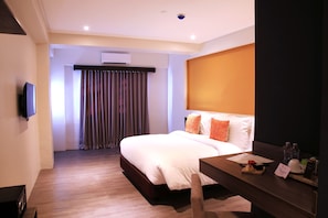 Deluxe Queen Room | In-room safe, desk, blackout drapes, free WiFi