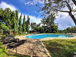 Una piscina al aire libre