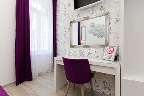 Deluxe-huone, 1 keskisuuri parisänky, tupakointi kielletty | Tallelokero huoneessa, työpöytä, äänieristys, ilmainen Wi-Fi