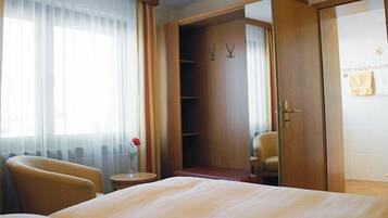 Double Room, 1 Double Bed, Non Smoking | Desk, blackout curtains, free WiFi, bed sheets