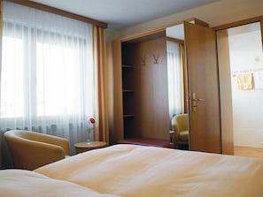 Dobbeltrom, 1 dobbeltseng, ikke-røyk | Skrivebord, blendingsgardiner, wi-fi (inkludert) og sengetøy