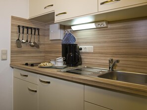冰箱、炉灶、茶具/咖啡用具、电热水壶