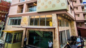 Un hotel de varios pisos con una fachada llamativa y un diseño con motivos.
