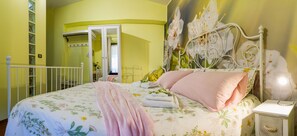 Standard Double Room, Ensuite, Garden View | Down comforters, desk, iron/ironing board, free WiFi - B&B Timeout (Polverigi)