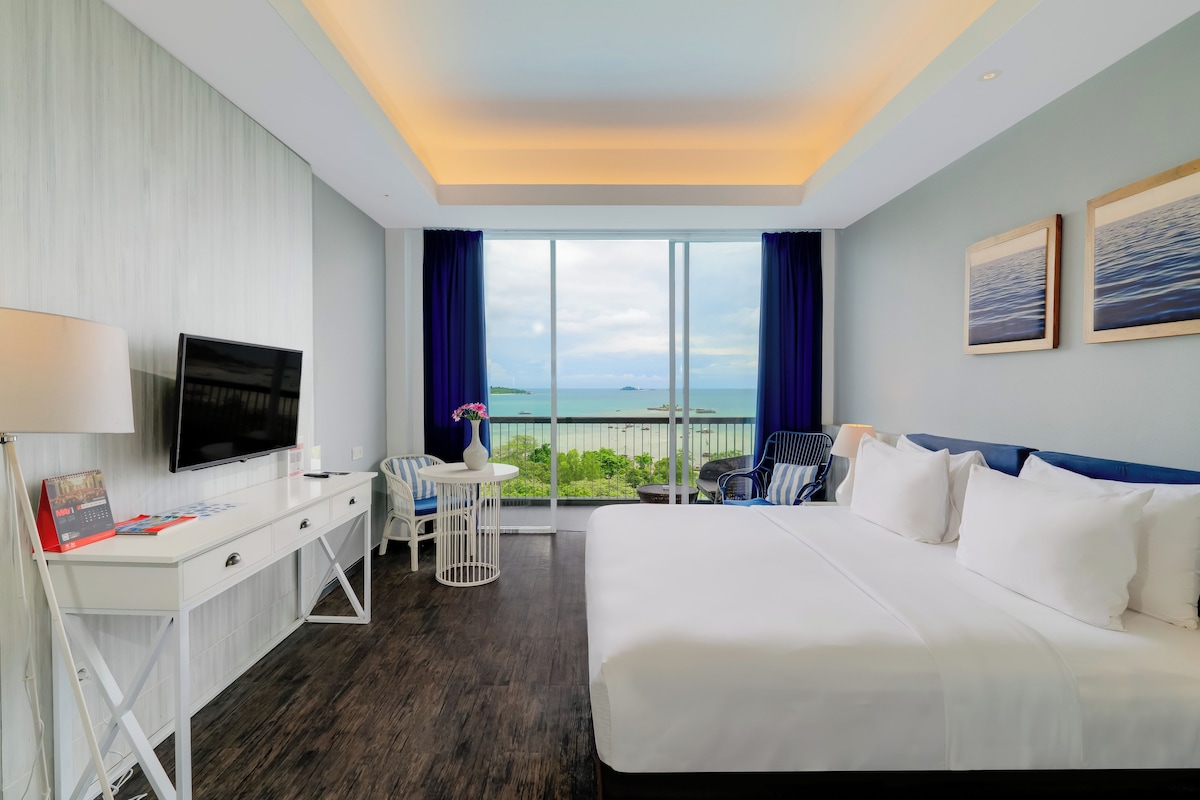 Deluxe King Ocean View | Minibar, in-room safe, desk, WiFi (free)