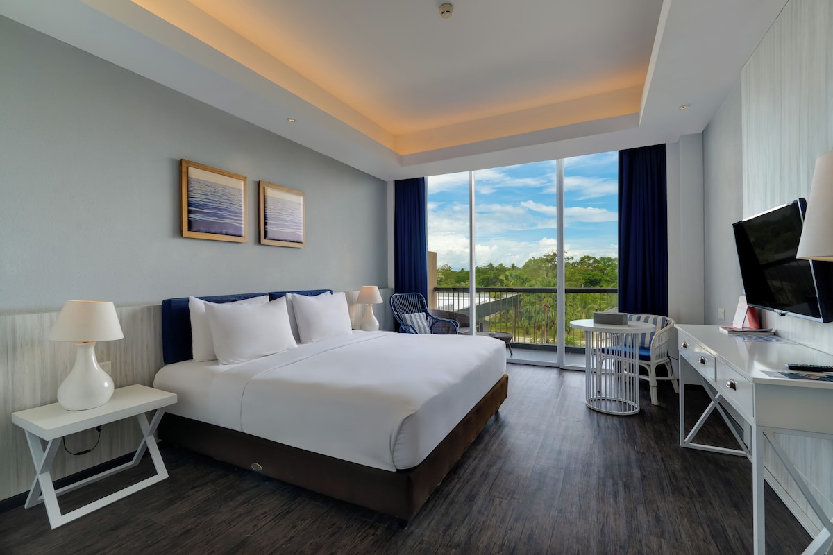 Deluxe King Garden View | Minibar, in-room safe, desk, WiFi (free)