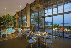 2 restaurantes; se sirven desayunos