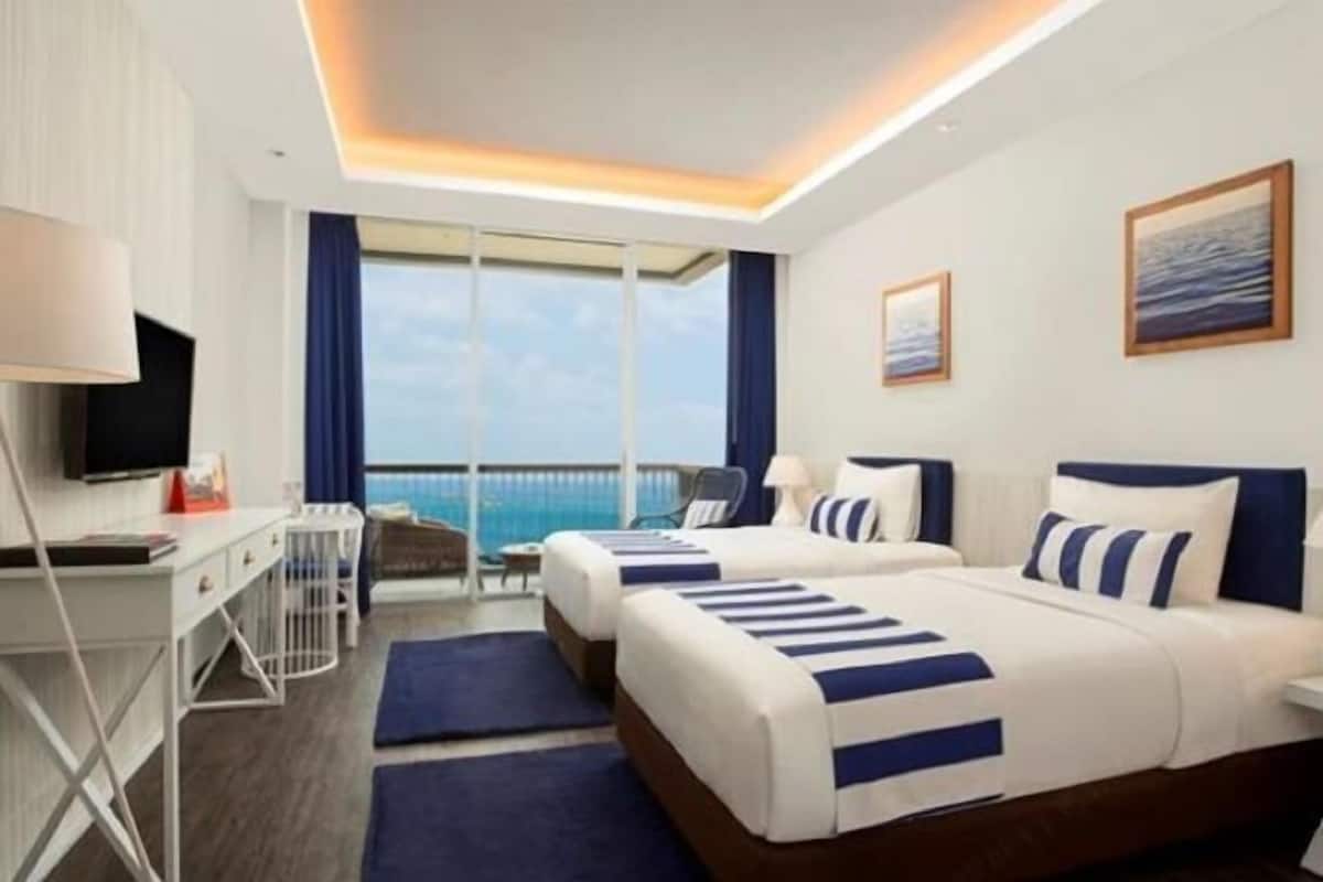 Minibar, in-room safe, desk, free WiFi