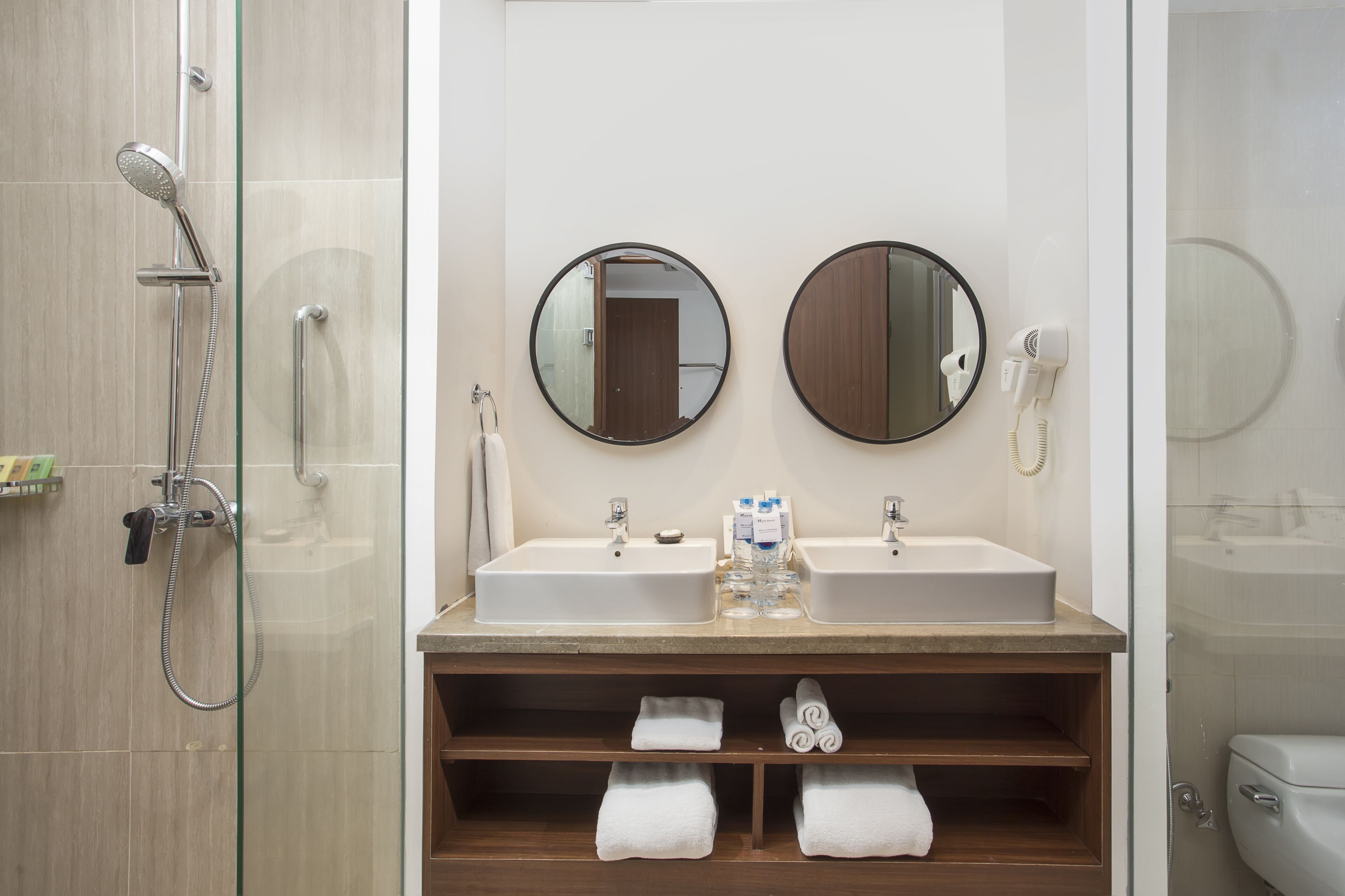 grand superior | minibar, in-room safe, desk, free wifi