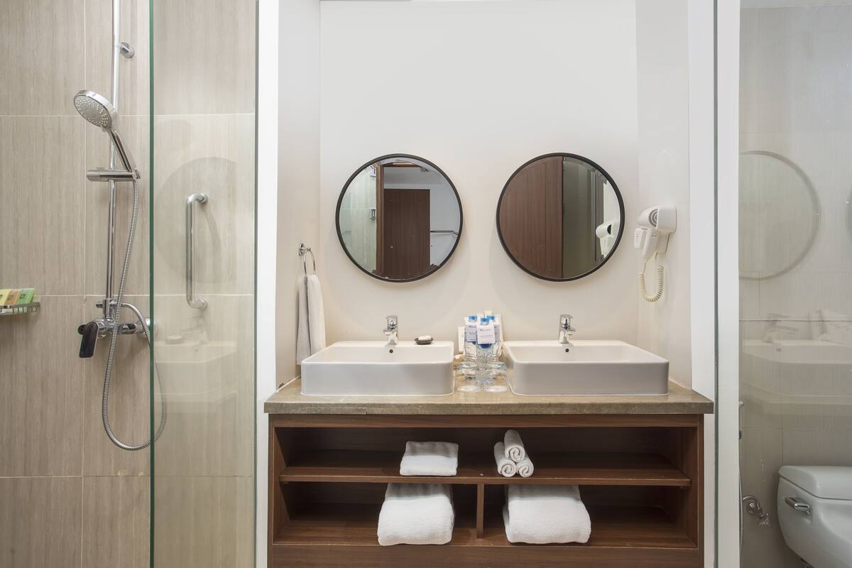 grand superior | minibar, in-room safe, desk, free wifi