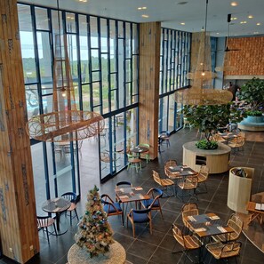 2 restaurants servant le petit déjeuner, le déjeuner et le dîner