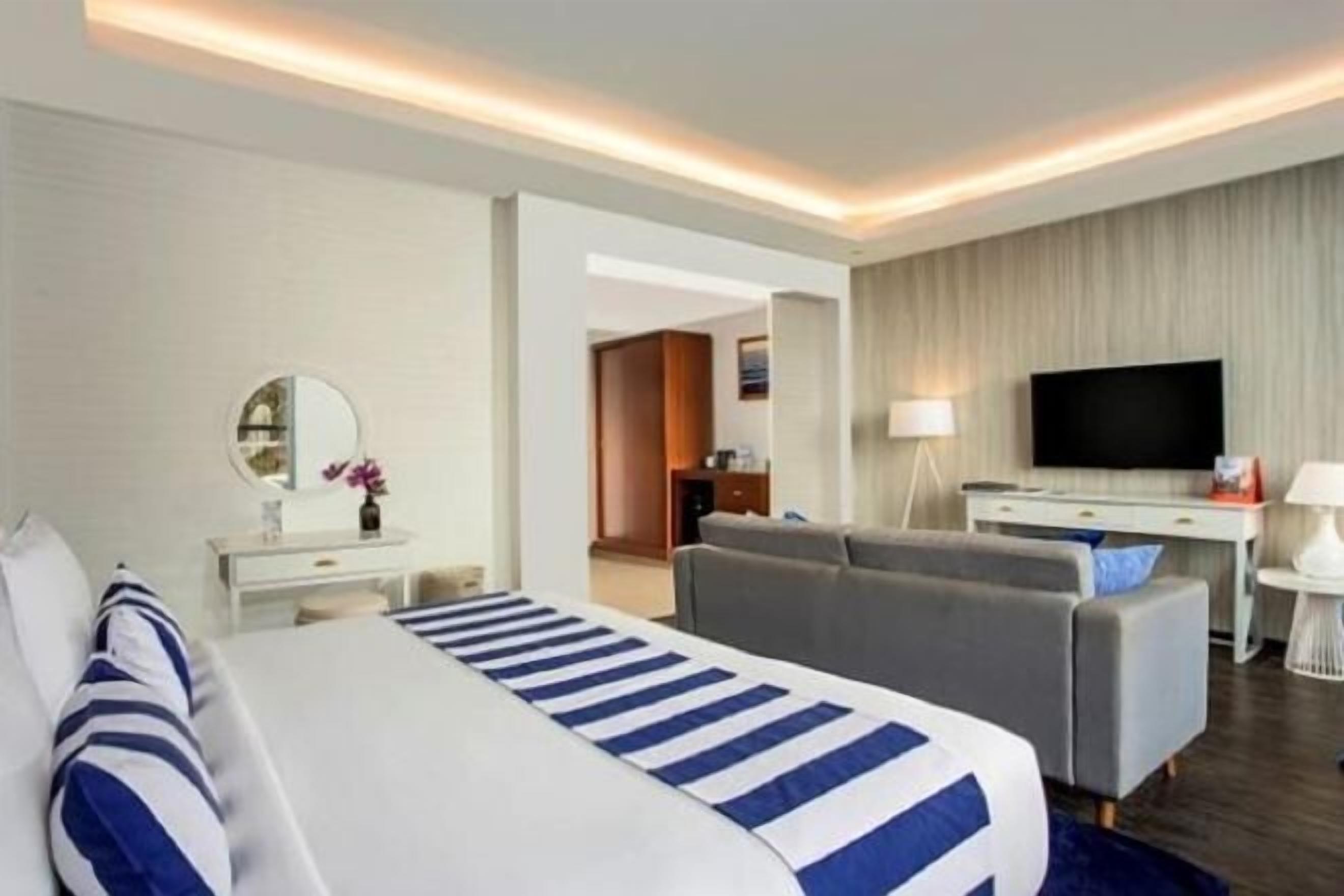 Minibar, in-room safe, desk, free WiFi