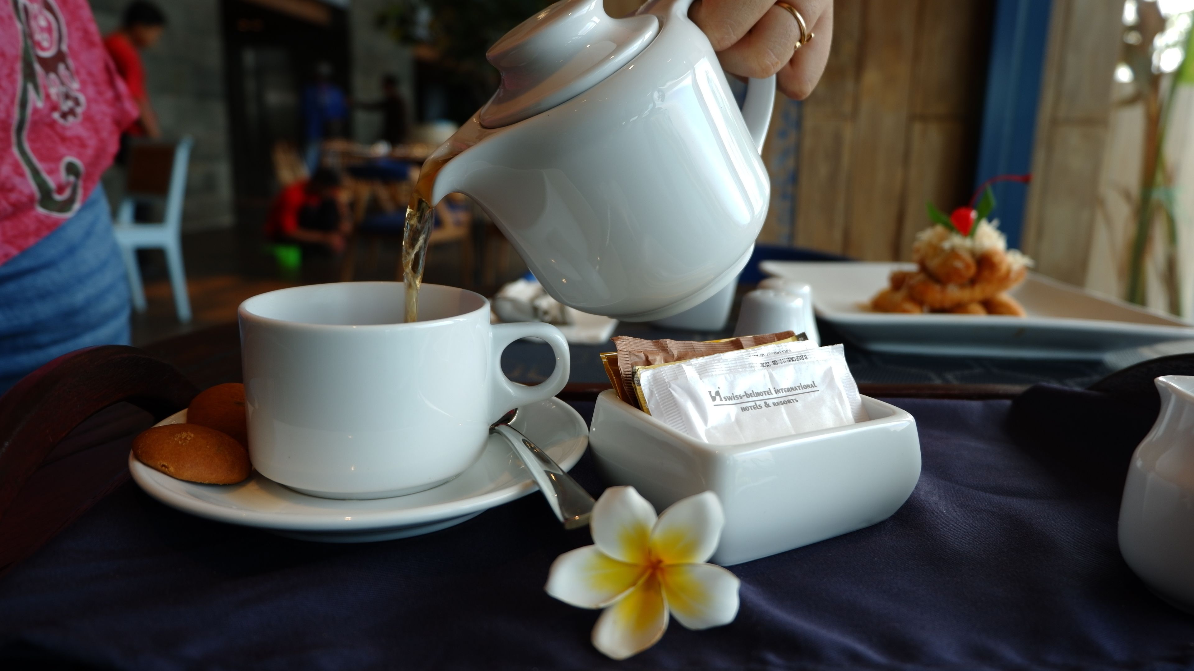 2 restaurants, breakfast served