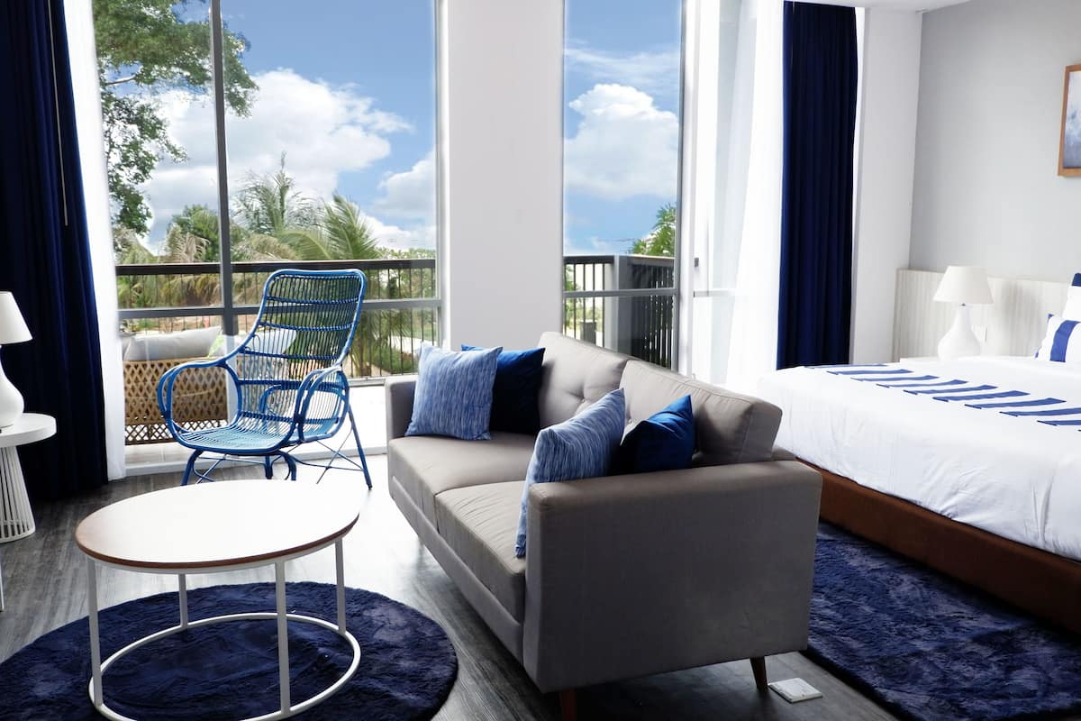 grand deluxe king | minibar, in-room safe, desk, free wifi