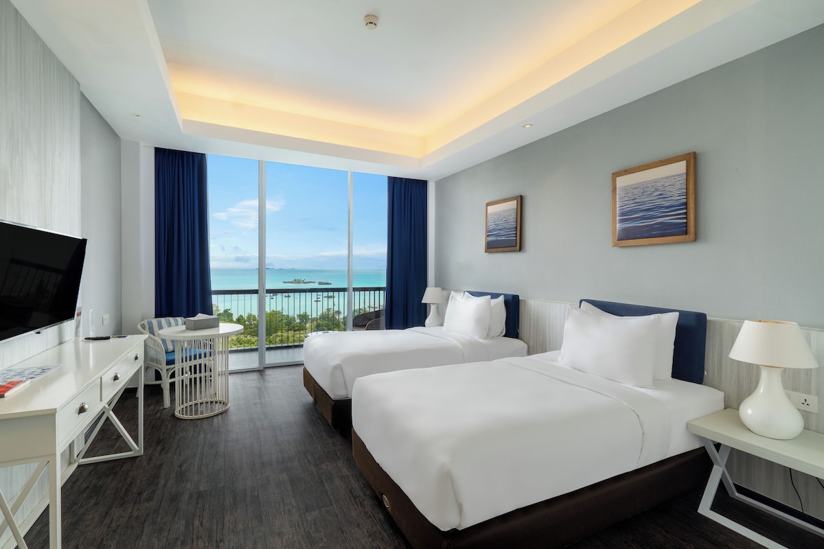Deluxe Twin Ocean View | Minibar, in-room safe, desk, WiFi (free)
