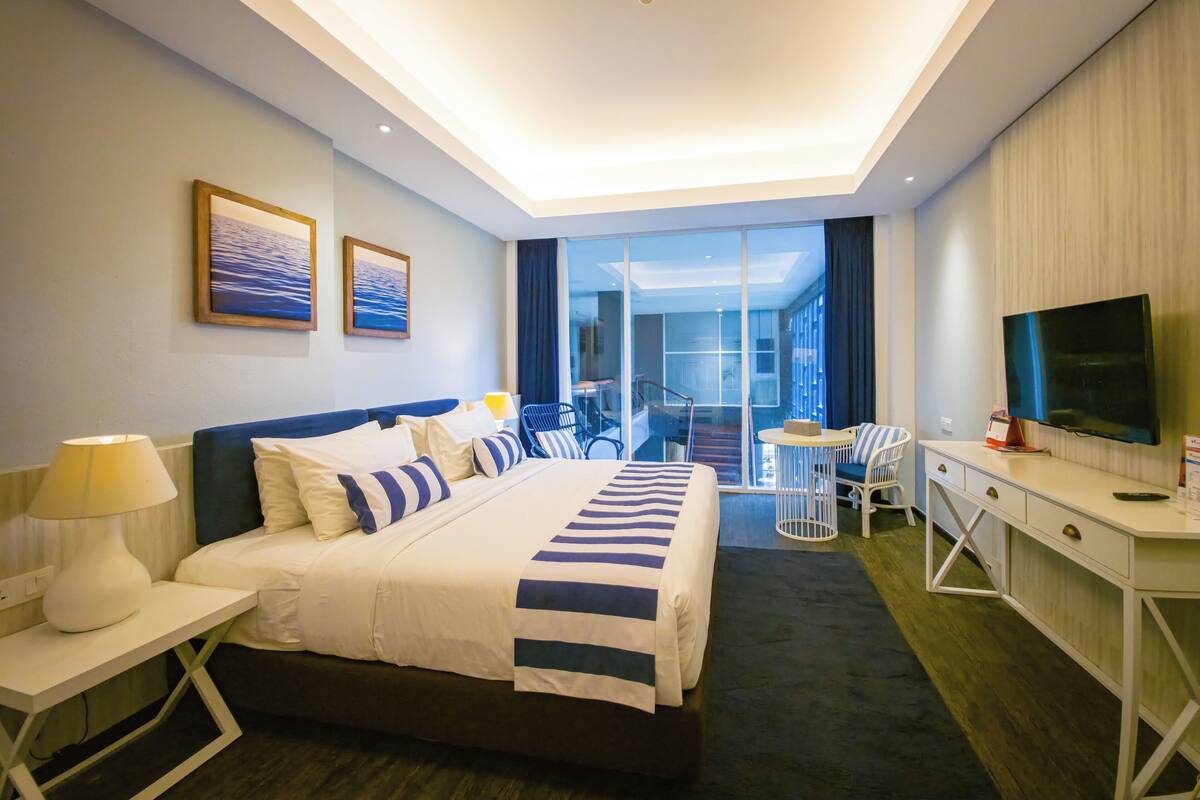 Superior King No View | Minibar, in-room safe, desk, free WiFi