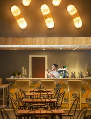 2 restaurantes, é servido café da manhã