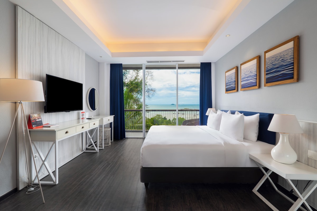 Suite Room | Minibar, in-room safe, desk, WiFi (free)