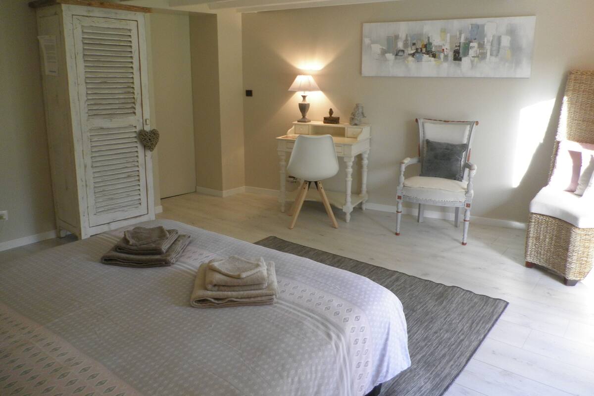 Comfort Double Room, Private Bathroom, Garden View (Louis) | 1 bedroom, soundproofing, cribs (free), WiFi (free)