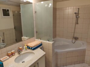Villa, 5 habitaciones, vistas a la ciudad | Baño | Bañera, bañera profunda y artículos de higiene personal gratuitos