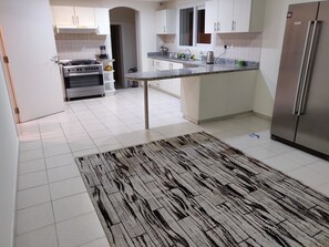 Villa, 5 chambres, vue ville | Cuisine privée | Grand réfrigérateur, four, plaque de cuisson